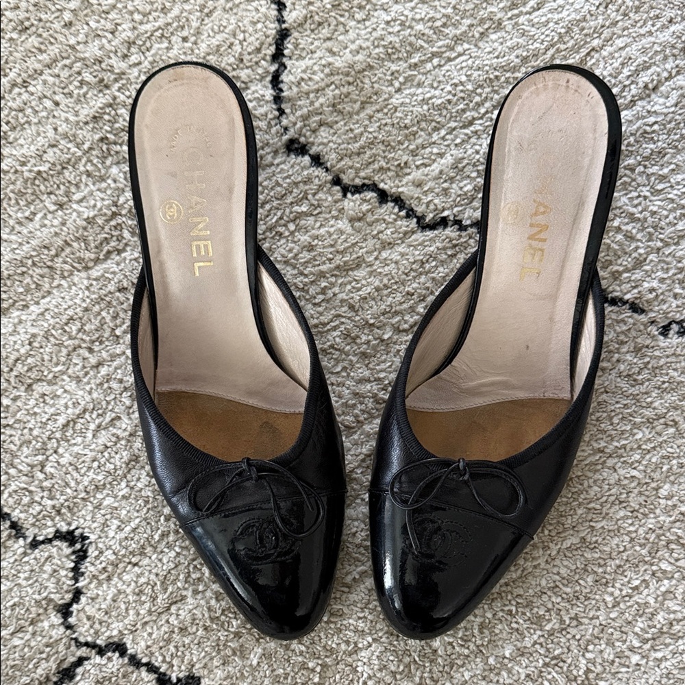 Vintage CHANEL Black Leather Bow Pointed-Toe Mules